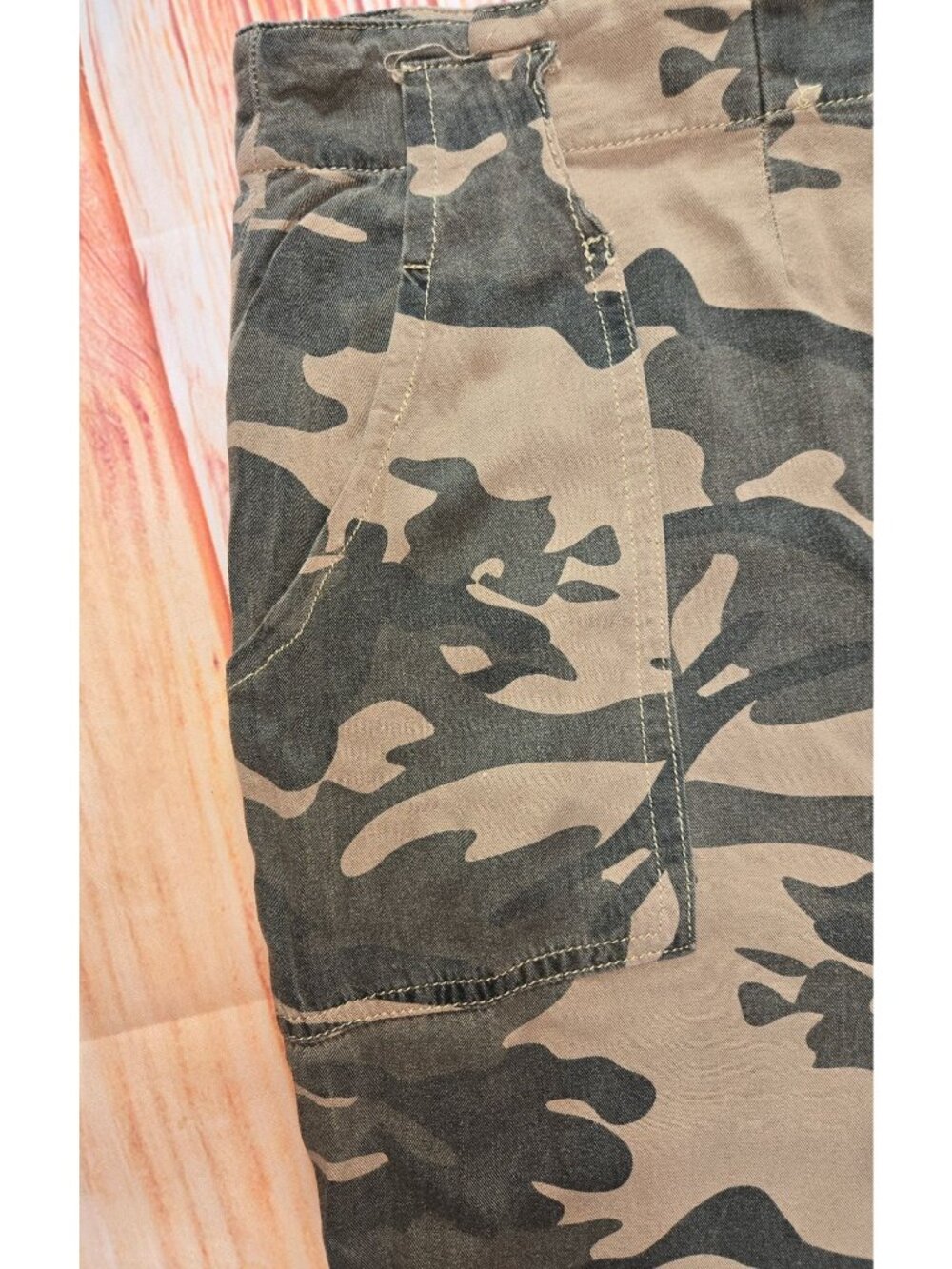 Miss Me Camo Casual Capri Pants Size Large - Picture 6 of 8